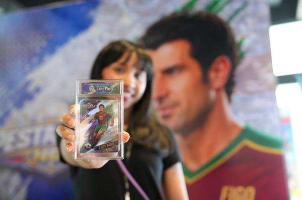 Legenda Dua Rival Abadi, Luis Figo Diabadikan dalam Kartu Koleksi Eksklusif Legenda Dua Rival Abadi, Luis Figo Diabadikan dalam Kartu Koleksi Eksklusif