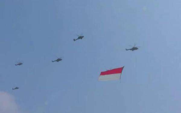 Penampakan Helikopter TNI-Polri Bentuk Formasi Bawa Bendera Merah Putih di Langit Istana Penampakan Helikopter TNI-Polri Bentuk Formasi Bawa Bendera Merah Putih di Langit Istana