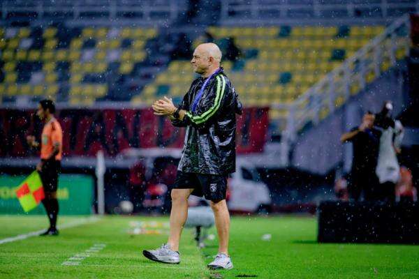 Persebaya Nyaris Dipermalukan 10 Pemain Madura United, Bernardo Tavares Ungkap Kunci Kemenangan! Persebaya Nyaris Dipermalukan 10 Pemain Madura United, Bernardo Tavares Ungkap Kunci Kemenangan!