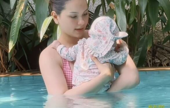 Momen Manis Alyssa Daguise Temani Baby Soleil Pertama Kali Berenang, Al Ghazali: Terlalu Gemas Momen Manis Alyssa Daguise Temani Baby Soleil Pertama Kali Berenang, Al Ghazali: Terlalu Gemas