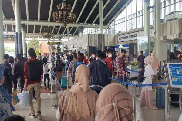Hakim MK Soroti Tiket Pesawat yang Terus Naik, tapi Kompensasi Delay Hanya Rp300 Ribu Hakim MK Soroti Tiket Pesawat yang Terus Naik, tapi Kompensasi Delay Hanya Rp300 Ribu