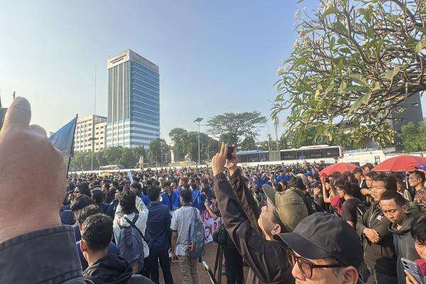 Massa Mahasiswa Gelar Demo di Gedung DPR RI, Jalan Gatot Subroto Ditutup Massa Mahasiswa Gelar Demo di Gedung DPR RI, Jalan Gatot Subroto Ditutup