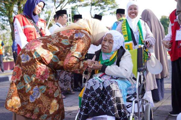 Alhamdulillah! 176 Jemaah Haji Kebumen Tiba di Tanah Air, Disambut Haru Keluarga Alhamdulillah! 176 Jemaah Haji Kebumen Tiba di Tanah Air, Disambut Haru Keluarga