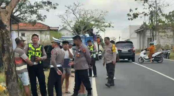 Ibu Tewas Terlindas Akibat Menyalip Truk di Sampang Ibu Tewas Terlindas Akibat Menyalip Truk di Sampang