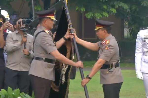Jenderal Listyo Sigit Prabowo Serahkan Panji Tribrata ke Kapolri Jenderal Suyudi Ario Seto Jenderal Listyo Sigit Prabowo Serahkan Panji Tribrata ke Kapolri Jenderal Suyudi Ario Seto