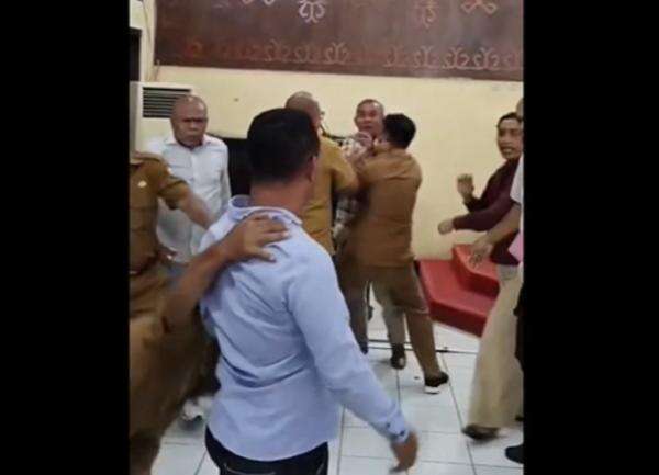 Rapat Paripurna Ricuh! Ketua DPRD Ende Diduga Pukul Ketua Fraksi Hanura Rapat Paripurna Ricuh! Ketua DPRD Ende Diduga Pukul Ketua Fraksi Hanura