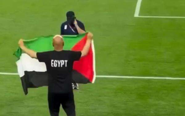Momen Pelatih Mesir Bentangkan Bendera Palestina Setelah Menang atas Australia di Piala Dunia Momen Pelatih Mesir Bentangkan Bendera Palestina Setelah Menang atas Australia di Piala Dunia