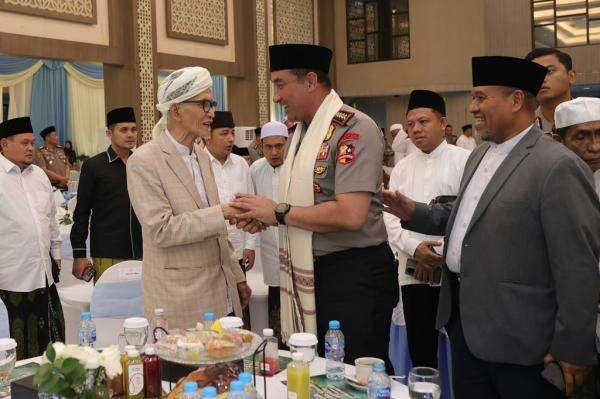 Kapolri Bertemu Ulama se-Jatim, Silaturahmi hingga Ajak Perkuat Sinergi Jaga Kamtibmas Kapolri Bertemu Ulama se-Jatim, Silaturahmi hingga Ajak Perkuat Sinergi Jaga Kamtibmas