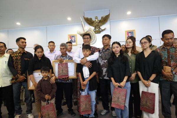 Temui Keluarga Korban Penembakan Papua, Mentan Amran: Mereka Pahlawan Pangan Temui Keluarga Korban Penembakan Papua, Mentan Amran: Mereka Pahlawan Pangan