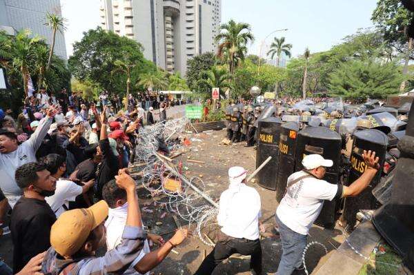 Bertambah, Massa Ditangkap Imbas Eksekusi Hotel Sultan Ricuh Jadi 119 Orang Bertambah, Massa Ditangkap Imbas Eksekusi Hotel Sultan Ricuh Jadi 119 Orang