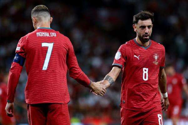 Bruno Fernandes Bela Cristiano Ronaldo usai Tinggalkan Timnas Portugal Bruno Fernandes Bela Cristiano Ronaldo usai Tinggalkan Timnas Portugal