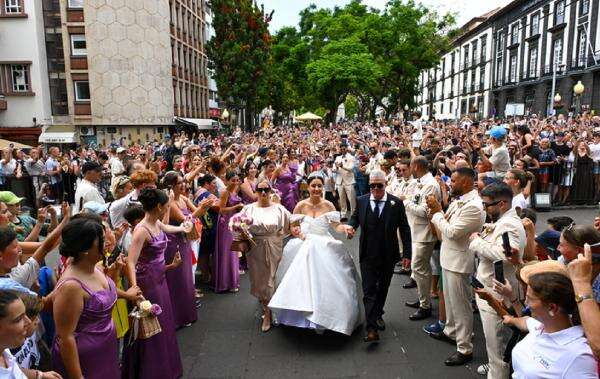 Dikira Pernikahan Cristiano Ronaldo dan Georgina Rodriguez, Ribuan Orang Padati Katedral Funchal! Dikira Pernikahan Cristiano Ronaldo dan Georgina Rodriguez, Ribuan Orang Padati Katedral Funchal!