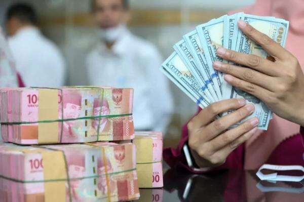 Rupiah Keok Meski BI Rate Naik Lagi, Dolar AS Tembus Rp17.848 Rupiah Keok Meski BI Rate Naik Lagi, Dolar AS Tembus Rp17.848