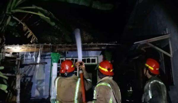 Lelap Tertidur, Rumah Seorang Kakek di Jombang Hangus Terbakar Lelap Tertidur, Rumah Seorang Kakek di Jombang Hangus Terbakar