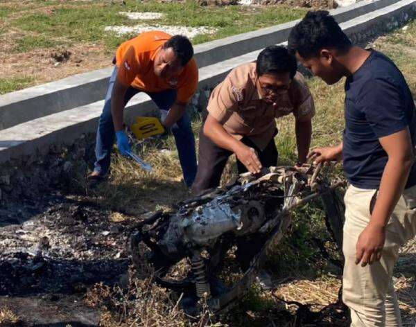 Calon Manajer Koperasi Desa di Bangkalan Diteror, Motor Dibakar OTK Calon Manajer Koperasi Desa di Bangkalan Diteror, Motor Dibakar OTK