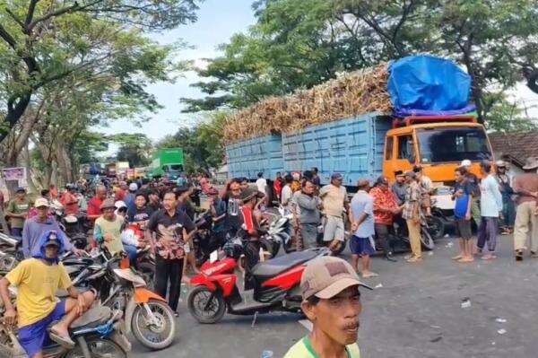 Warga Pasuruan Blokade Jalur Pantura, Protes Dugaan Peluru Nyasar dari Latihan Militer Warga Pasuruan Blokade Jalur Pantura, Protes Dugaan Peluru Nyasar dari Latihan Militer