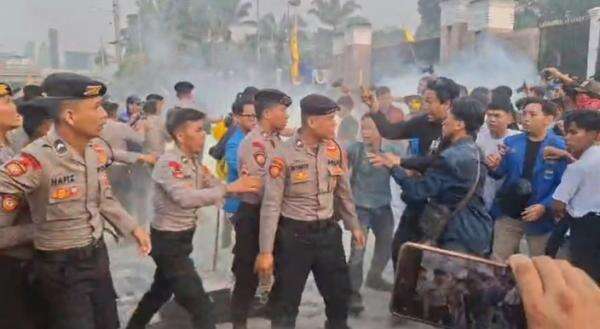Mahasiswa yang Demo di DPR Ricuh, Bakar Ban hingga Lempari Polisi dengan Botol Mahasiswa yang Demo di DPR Ricuh, Bakar Ban hingga Lempari Polisi dengan Botol