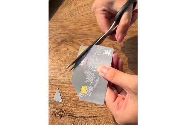 Nasabah Bank Mandiri Ramai-ramai Gunting Kartu ATM, Protes Pemblokiran Rekening Aktivis Pati Nasabah Bank Mandiri Ramai-ramai Gunting Kartu ATM, Protes Pemblokiran Rekening Aktivis Pati