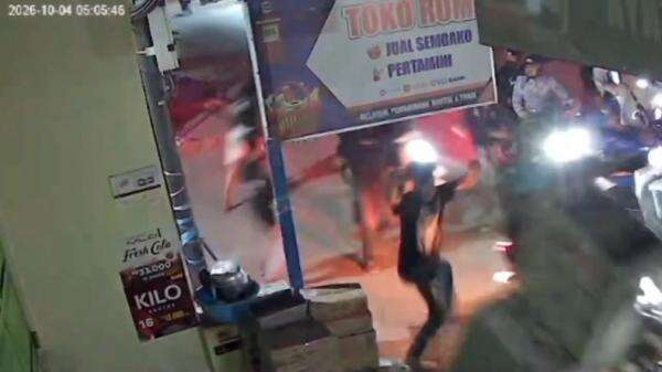 Viral! Geng Motor Serang Permukiman Warga di Gowa Gunakan Busur Panah Viral! Geng Motor Serang Permukiman Warga di Gowa Gunakan Busur Panah