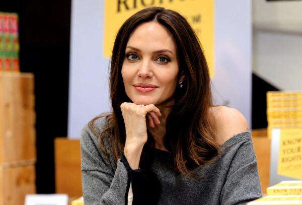 3 Anak Angelina Jolie Resmi Lepas Nama Belakang Brad Pitt 3 Anak Angelina Jolie Resmi Lepas Nama Belakang Brad Pitt