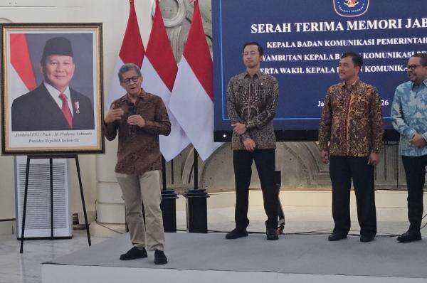 Guyon Rocky Gerung saat Sertijab Kepala Bakom: Tugas Pertama Syahganda Pulihkan Nama Baik Saya Guyon Rocky Gerung saat Sertijab Kepala Bakom: Tugas Pertama Syahganda Pulihkan Nama Baik Saya