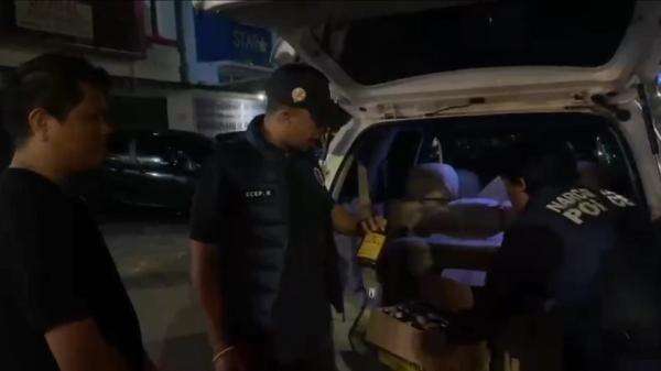 Avanza Parkir di Fasilitas Umum Majalengka, Ternyata Jual Ratusan Botol Miras Berbagai Merek Avanza Parkir di Fasilitas Umum Majalengka, Ternyata Jual Ratusan Botol Miras Berbagai Merek