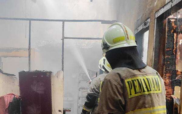 Kebakaran Landa Rumah di Cengkareng Jakbar, 75 Personel Damkar Diterjunkan Kebakaran Landa Rumah di Cengkareng Jakbar, 75 Personel Damkar Diterjunkan