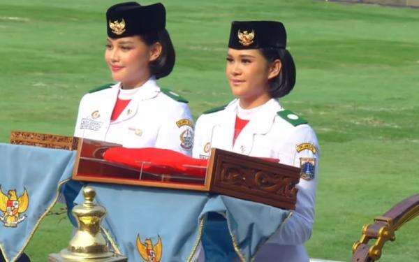 Bendera Pusaka Merah Putih dan Teks Proklamasi Tiba di Mimbar Kehormatan Istana Bendera Pusaka Merah Putih dan Teks Proklamasi Tiba di Mimbar Kehormatan Istana