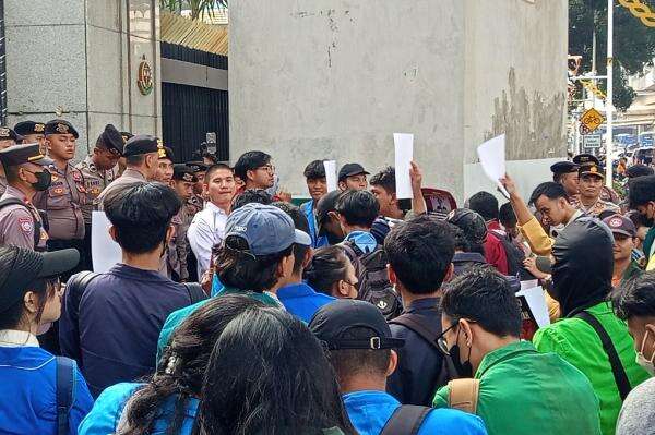 BEM Kristiani Seluruh Indonesia Demo di Kejagung, Desak Rumah Dinas Febrie Digeledah BEM Kristiani Seluruh Indonesia Demo di Kejagung, Desak Rumah Dinas Febrie Digeledah