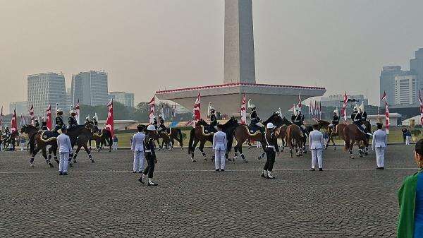 Jelang Kirab HUT Ke-81 RI, Ratusan Pasukan Berkuda dan Marching Band Bersiap di Monas Jelang Kirab HUT Ke-81 RI, Ratusan Pasukan Berkuda dan Marching Band Bersiap di Monas