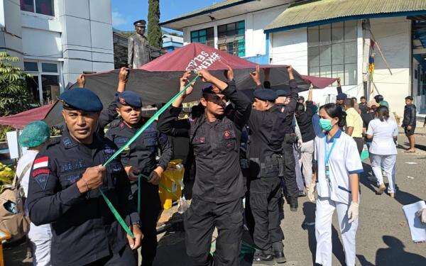 Polri Dirikan Posko Pengungsian dan Berikan Bantuan Medis ke Korban Gempa NTT Polri Dirikan Posko Pengungsian dan Berikan Bantuan Medis ke Korban Gempa NTT