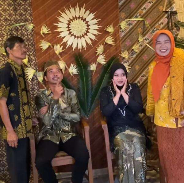7 Potret Viral Pernikahan Bertema 70-an di Banyuwangi, Bakal Jadi Tren?