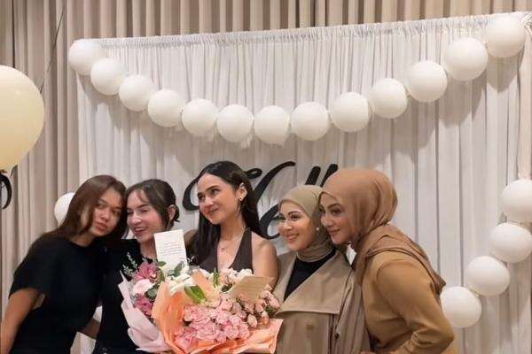 Usai Diinfus karena Infeksi Bakteri, Syifa Hadju Rayakan Ultah Bersama Sahabat Usai Diinfus karena Infeksi Bakteri, Syifa Hadju Rayakan Ultah Bersama Sahabat