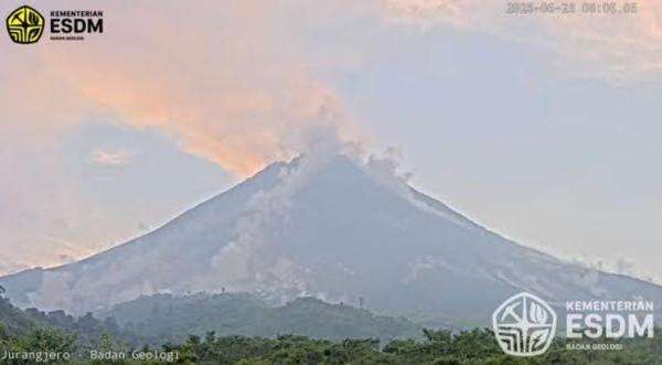 Gunung Merapi Meletus Luncurkan Awan Panas Sejauh 2.000 Meter Gunung Merapi Meletus Luncurkan Awan Panas Sejauh 2.000 Meter