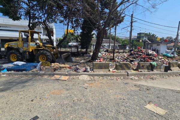 Tumpukan Sampah di Pinggir Rel Pasar Minggu Berulang, Warga Luar Wilayah Ikut Jadi Sorotan Tumpukan Sampah di Pinggir Rel Pasar Minggu Berulang, Warga Luar Wilayah Ikut Jadi Sorotan