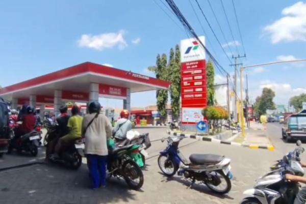 Terungkap! Ini Penyebab Antrean Truk di SPBU Situbondo Mengular 2 Km Terungkap! Ini Penyebab Antrean Truk di SPBU Situbondo Mengular 2 Km