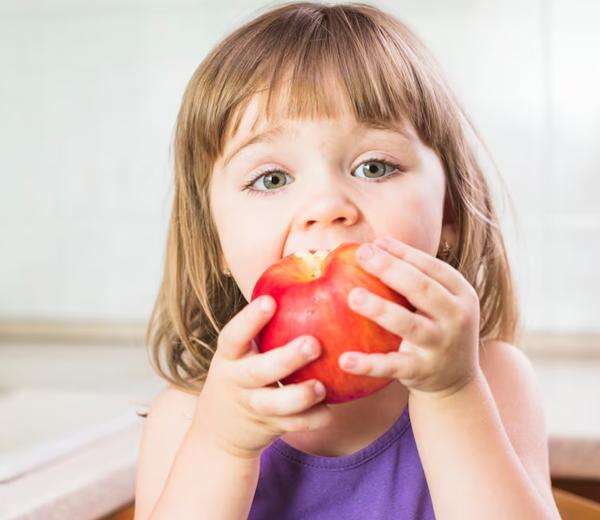 Bibir Anak Kemerahan Setelah Makan Buah, Orangtua Perlu Tahu Bedanya Iritasi dan Alergi Bibir Anak Kemerahan Setelah Makan Buah, Orangtua Perlu Tahu Bedanya Iritasi dan Alergi