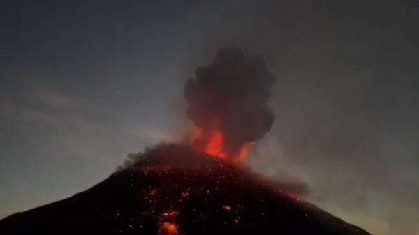 Gunung Ili Lewotolok Erupsi, Lava Pijar Meluncur 600 Meter ke Arah Tenggara Malam Ini Gunung Ili Lewotolok Erupsi, Lava Pijar Meluncur 600 Meter ke Arah Tenggara Malam Ini