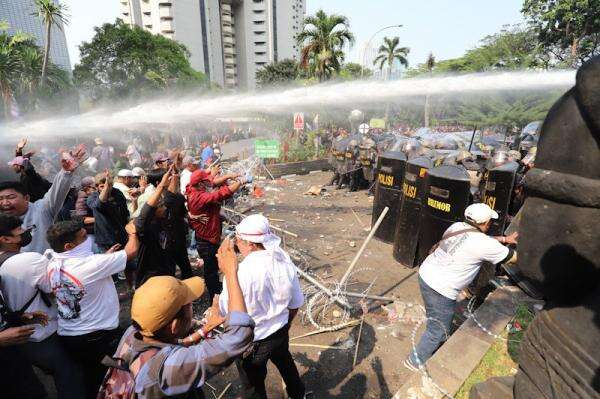 Bentrok saat Eksekusi Hotel Sultan, Polisi Tembakkan Water Cannon Bentrok saat Eksekusi Hotel Sultan, Polisi Tembakkan Water Cannon