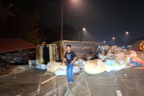 Kecelakaan 2 Truk Tabrakan di Tol Cipularang, Muatan Berserakan di Jalan Bikin Macet Kecelakaan 2 Truk Tabrakan di Tol Cipularang, Muatan Berserakan di Jalan Bikin Macet