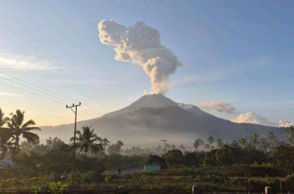 Gunung Lewotobi Laki-laki Erupsi, Ketinggian Abu Mencapai 1.600 Meter Gunung Lewotobi Laki-laki Erupsi, Ketinggian Abu Mencapai 1.600 Meter