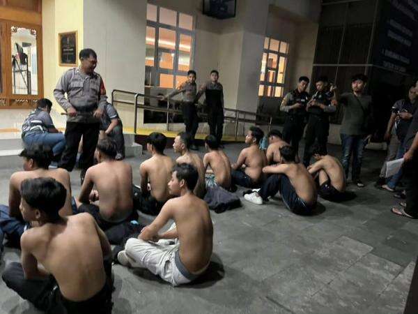 Usai Laga Persis Solo vs Persib, Polisi Amankan Puluhan Suporter Kedua Tim Usai Laga Persis Solo vs Persib, Polisi Amankan Puluhan Suporter Kedua Tim