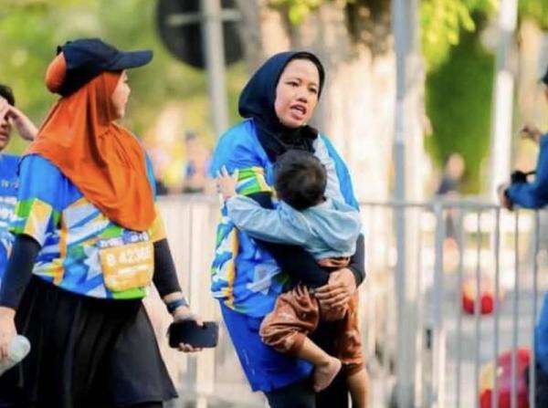 Viral Seorang Ibu Joging di Event Lari Sambil Gendong Anak Sejauh 5K, Dokter Buka Suara Viral Seorang Ibu Joging di Event Lari Sambil Gendong Anak Sejauh 5K, Dokter Buka Suara