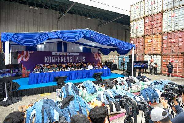 Bea Cukai Gagalkan Penyelundupan Baju Bekas Ilegal Senilai Rp37,4 Miliar Bea Cukai Gagalkan Penyelundupan Baju Bekas Ilegal Senilai Rp37,4 Miliar