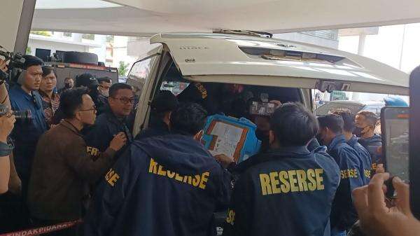 Polri Limpahkan Don Ritto Beserta Barang Bukti Dugaan Korupsi ke Kejagung Polri Limpahkan Don Ritto Beserta Barang Bukti Dugaan Korupsi ke Kejagung