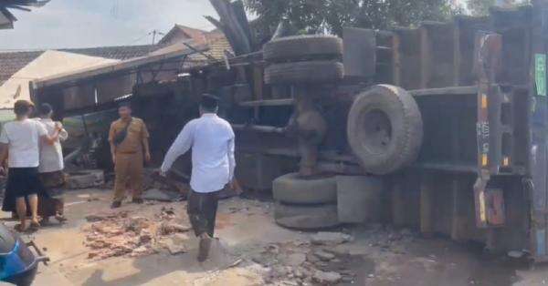 Kecelakaan di Pasuruan, Truk Bermuatan Kardus Hantam Warung dan 2 Rumah Kecelakaan di Pasuruan, Truk Bermuatan Kardus Hantam Warung dan 2 Rumah