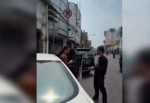 Viral Oknum Jukir Getok Parkir Rp15.000 ke Wisatawan di Jalan Asia Afrika Bandung Viral Oknum Jukir Getok Parkir Rp15.000 ke Wisatawan di Jalan Asia Afrika Bandung