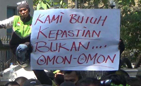 Ratusan Driver Ojol Demo di DPRD Sumut, Tuntut Potongan Aplikasi 8 Persen Ratusan Driver Ojol Demo di DPRD Sumut, Tuntut Potongan Aplikasi 8 Persen