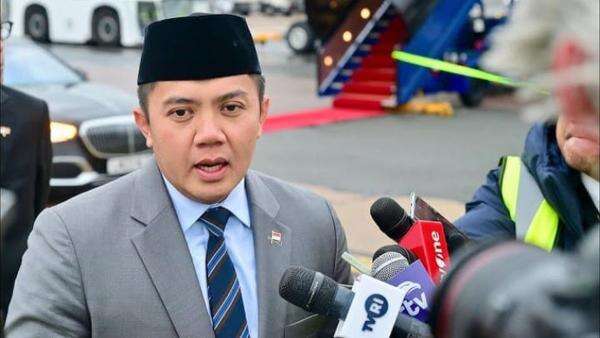 Viral Video Seskab Teddy saat Dampingi Prabowo Jajal LRT, Ternyata Atur Penyandang Disabilitas Viral Video Seskab Teddy saat Dampingi Prabowo Jajal LRT, Ternyata Atur Penyandang Disabilitas