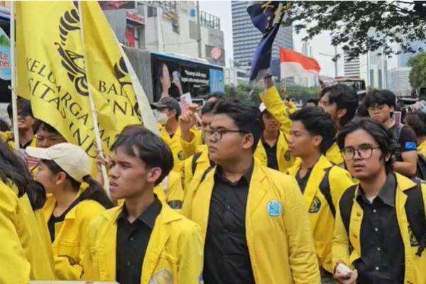 Mahasiswa BEM UI Dihadang Polisi di Dukuh Atas saat Hendak ke Bundaran HI Mahasiswa BEM UI Dihadang Polisi di Dukuh Atas saat Hendak ke Bundaran HI